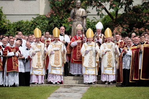 Fraternitatea tradiţionalistă Pius al X-lea consacră, în pofida opoziţiei Vaticanului, patru noi episcopi, doi francezi, un american şi un elveţian, excomunicaţi de facto