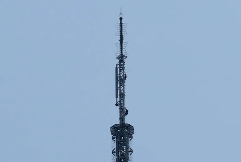 Un bărbat şi o femeie desfăşoară o banderolă în vârful Empire State Building înainte să fie arestaţi. ”Atunci când puterea iubirii va triumfa iubirea de putere, lumea va cunoaşte pacea”. VIDEO