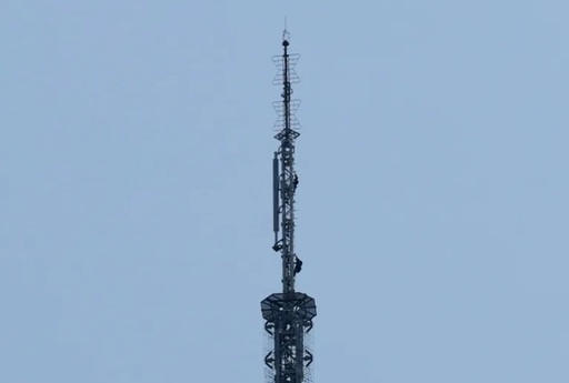 Un bărbat şi o femeie desfăşoară o banderolă în vârful Empire State Building înainte să fie arestaţi. ”Atunci când puterea iubirii va triumfa asupra iubirii de putere, lumea va cunoaşte pacea”. VIDEO