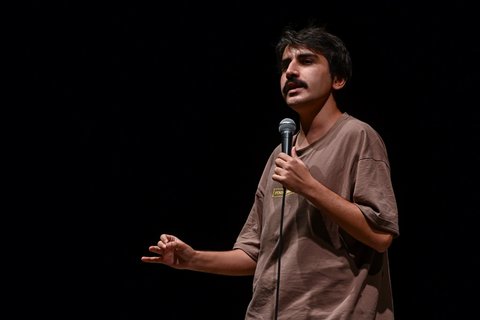 Un renumit umorist turc, cunoscut pentru spectacolele sale de stand-up care generează milioane de vizualizări, a fost arestat la aeroportul din Istanbul pentru insultă la adresa religiei - VIDEO