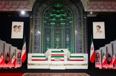 Trupul liderului iranian asasinat Ali Khamenei a fost expus la Teheran, în cadrul unor ceremonii funerare de amploare. Prima apariţie publică de la război încoace a lui Ahmad Vahidi, şeful Gărzilor Revoluţiei