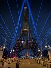 Paris: Un bărbat a fost reţinut după ce s-a căţărat pe Turnul Eiffel pentru a agăţa un drapel american - VIDEO
