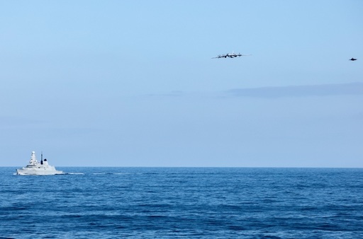 Un avion rus de tip Tu-142 Bear-F, interceptat de două avioane britanice de tip F-35, după ce lansează balize acustice, în apropierea grupului aeronaval al portavionului britanic HMS Prince of Wales, în Marea Norvegiei, în timpul Operaţiunii NATO Firecrest
