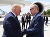 Erdogan îl primeşte pe Trump la summitul NATO de la Ankara cu covorul albastru şi ochelari de soare