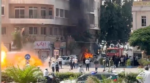 Bilanţul dublei explozii la Damasc, în timpul vizitei lui Macron, creşte la un mort şi 36 de răniţi, anunţă Guvernul sirian