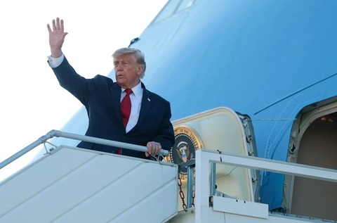 Trump nu a folosit noul Air Force One oferit de Qatar din motive de securitate, la cererea Secret Service, dezvăluie NYT. El a sugerat că el şi avionul pot fi ţinta Iranului. În Regatul Unit, s-a îmbarcat din vechiul în noul avion, către Washington
