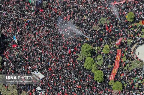 Cortegiul funerar care transportă sicriul lui Ali Khamenei a ajuns în Mashhad, unde fostul lider suprem al Iranului va fi înmormântat. Cei care îl plâng au afişat bannere uriaşe pe care scrie „Îl vom ucide pe Trump” - VIDEO