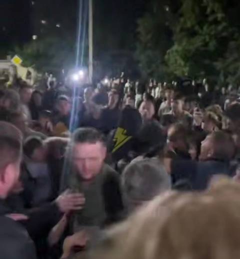Incidente la Liov, care scot în evidenţă tensiunile din societatea ucraineană legate de recrutare. Oamenii au blocat accesul ofiţerilor de recrutare şi le-au răsturnat maşina
