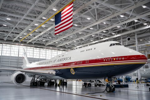 Jurnalişti de la „The New York Times” sunt citaţi în instanţă pentru dezvăluirile despre vulnerabilităţile noului avion Air Force One. Procurorul care a emis citaţiile este propus de Trump pentru funcţia de director al serviciilor naţionale de informaţii 