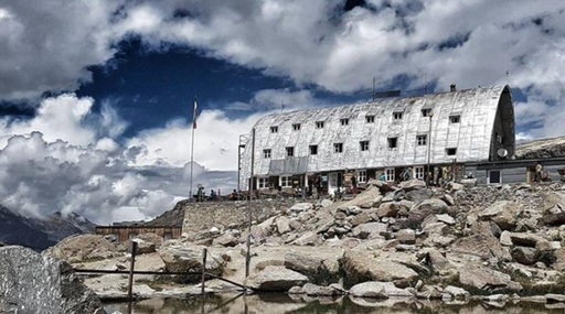 Doi alpinişti români, găsiţi morţi într-o crevasă în Masivul Gran Paradiso, în Alpii italieni. Ei n-au mai dat niciun semn de viaţă după ce au plecat dintr-un refugiu, la 9 iulie. După mai multe zile de căutări cu elicopterul, corpurile au fost găsite pe fundul unei crevase