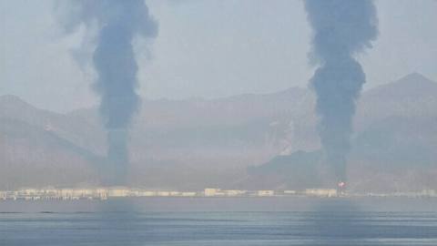 Emiratele Arabe Unite afirmă că două dintre petrolierele sale au fost lovite de rachete iraniene, un membru al echipajului pierzându-şi viaţa

