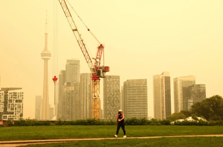 Toronto, asfixiat de fumul unor incendii de pădure, devine cel mai poluat oraș din lume. Alertă cod portocaliu de deteriorarea calității aerului. Pennsylvania, New York, Connecticut, Massachusetts, Maine și New Hampshire, afectate în SUA și de un val de c