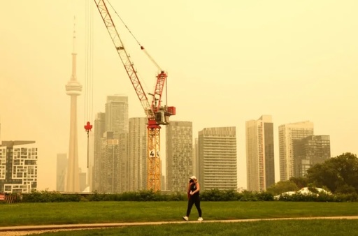 Toronto, asfixiat de fumul unor incendii de pădure, devine cel mai poluat oraş din lume. Alertă cod portocaliu de deteriorarea calităţii aerului. Pennsylvania, New York, Connecticut, Massachusetts, Maine şi New Hampshire, afectate în SUA şi de un val de căldură