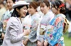 Parlamentul Japoniei adoptă o reformă a succesiunii imperiale, însă exclude în continuare ca o femeie să acceadă la tron. Textul autorizează întoarcerea în familia imperială, prin adopţie, a unor rude îndepărtate masculine în vârstă de peste 15 ani, celib
