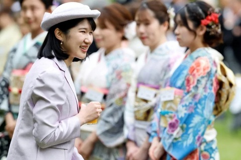 Parlamentul Japoniei adoptă o reformă a succesiunii imperiale, însă exclude în continuare ca o femeie să acceadă la tron. Textul autorizează întoarcerea în familia imperială, prin adopţie, a unor rude îndepărtate masculine de peste 15 ani