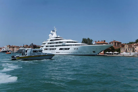 Ambasadorul SUA Fertitta, întâmpinat la Veneţia cu proteste la sosirea cu superiahtul său - VIDEO