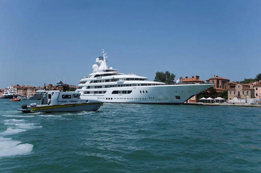 Ambasadorul SUA Fertitta, întâmpinat la Veneţia cu proteste la sosirea cu superiahtul său - VIDEO