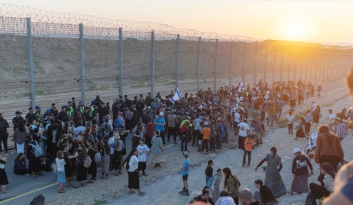 Mii de israelieni, în marş către Fâşia Gaza, cer reînfiinţarea de colonii evreieşti în enclava palestiniană, opriţi la bariera de securitate de poliţie şi armată. ”Acest pământ ne aparţine”, ”Fâşia Gaza ne aparţine cu adevărat şi vrem să ne întoarcem în ea”