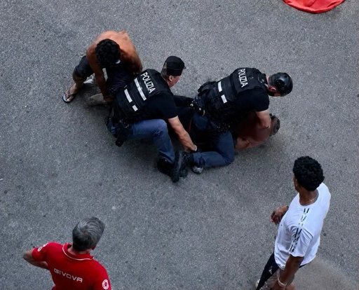 „Nu se poate muri aşa!”. Proteste şi anchetă deschisă în Italia după ce un marocan a murit în momentul arestării, în timp ce era imobilizat la pământ - VIDEO