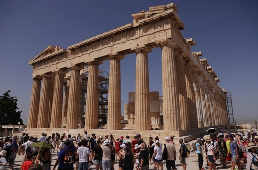 Un cuplu de turişti americani de origine greacă, agresat cu cuţitul la intrarea în Acropole, la Atena. Cuplul, spitalizat. Un grec de 60 de ani, cu probleme psihice, arestat