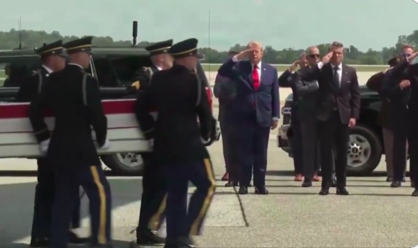 Trump promite că va „distruge un pod sau o centrală electrică” de fiecare dată când Iranul va ataca nave în Strâmtoarea Ormuz. Amenințările, făcute înainte de a participa la ceremonia de primire a soldaților morți pe front - VIDEO