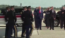 Trump promite că va „distruge un pod sau o centrală electrică” de fiecare dată când Iranul va ataca nave în Strâmtoarea Ormuz. Ameninţările, făcute înainte de a participa la ceremonia de primire a soldaţilor morţi pe front - VIDEO