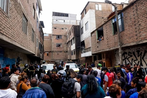 Zece morţi, nouă fiind membri ai aceleiaşi familii, inclusiv cinci copii, într-un incendiu la Lima care a distrus două locuinţe într-un cartier sărac. Extorcatori au atacat o o firmă de închiriere de motociclete electrice, scrie presa peruană