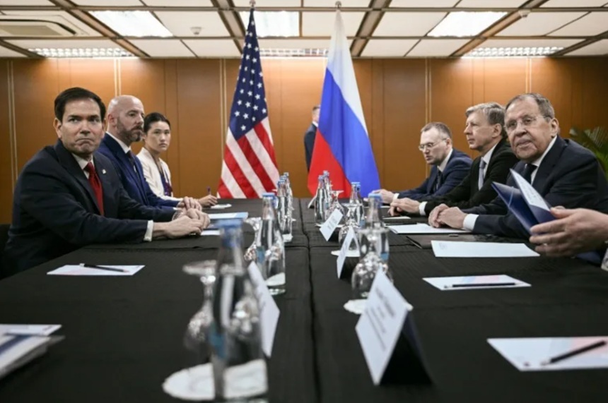 Lavrov îl avertizează pe Rubio, la Manila, în marja ASEAN, împotriva livrărilor de armament Ucrainei. Americanul spune că a avut ”o conversație sinceră” cu rusul, fără să dezvăluie despre ce anume. Trei morți în estul Ucrainei, patru în Rusia și Crimeea