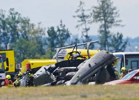 Un militar mort şi alţi trei răniţi în sud-estul Cehiei, într-un accident de elicopter pe a 22-a bază aeriană, la Namest nad Oslavou, la sud-est de Praga. Nicio informaţie despre soarta unui al cincilea militar care se afla la bordul elicopterului de tip 