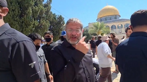 Itamar Ben Gvir se roagă pe Esplanada Moscheilor, în Ierusalimul de Est ocupat şi anexat, şi încalcă statu-quoul, de Ziua postului şi doliului în calendarul ebraic, Ticha Be'av, împreună cu sute de evrei, inclusiv colonişti