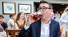 Noul premier britanic Andy Burnham reduce cu 20% impozitul pe profit al puburilor, discotecilor şi sălilor de concert din aprilie 2027, după ce a plafonat preţul biletelor de autobuz la 2 £ începând din ianuarie