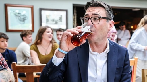 Noul premier britanic Andy Burnham reduce cu 20% impozitul pe profit al puburilor, discotecilor şi sălilor de concert din aprilie 2027, după ce a plafonat preţul biletelor de autobuz la 2 £ începând din ianuarie