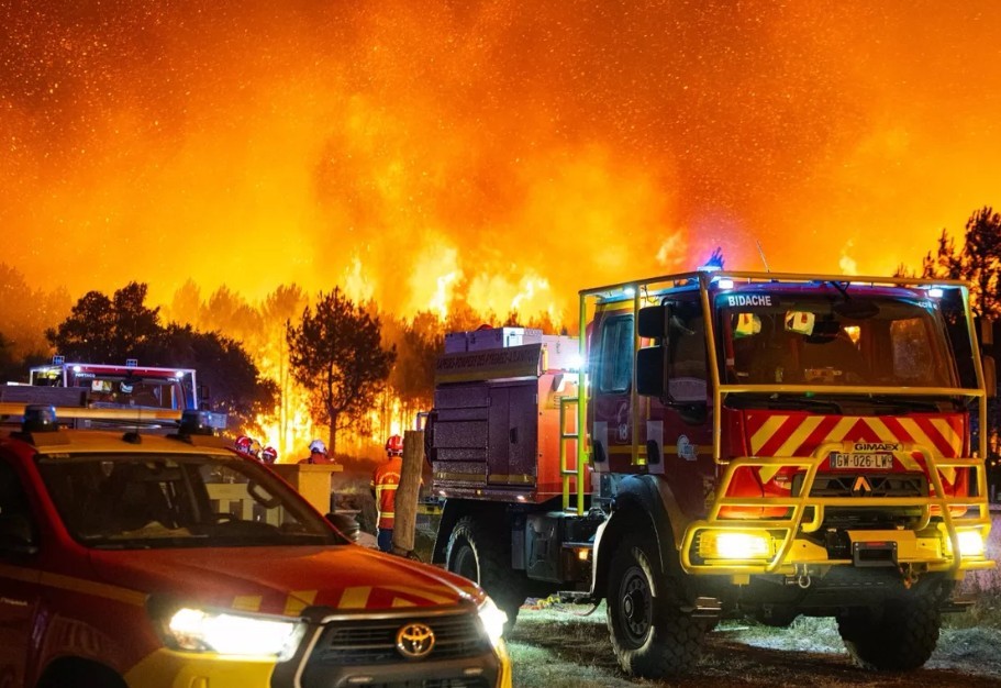 Franța a solicitat activarea mecanismului de protecție civilă al UE din cauza incendiilor. În Gironde, 4.800 de hectare au ars și peste 20.000 de persoane au fost evacuate, în timp ce pompierii apără „casă cu casă”