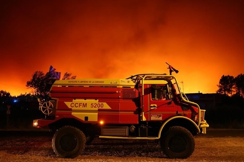 Peste 50 de case şi un camping distruse şi 35.000 de persoane evacuate în Franţa, într-un ”incendiu XXL” în Gironde, anunţă prefecta. 27 de pompieri au primit îngrijiri medicale. Şase pompieri spitalizaţi, unul în urma unei explozii a unei butelii de gaz