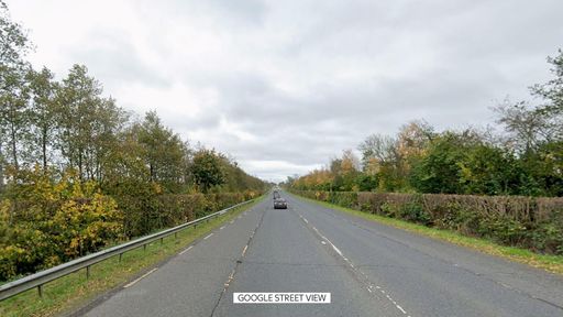 O bombă „extrem de puternică” a fost găsită într-un autoturism care se îndrepta spre Irlanda de Nord, anunţă poliţia irlandeză. Maşina era condusă de o tânără, iar mecanismul exploziv urma să fie folosit într-un atentat