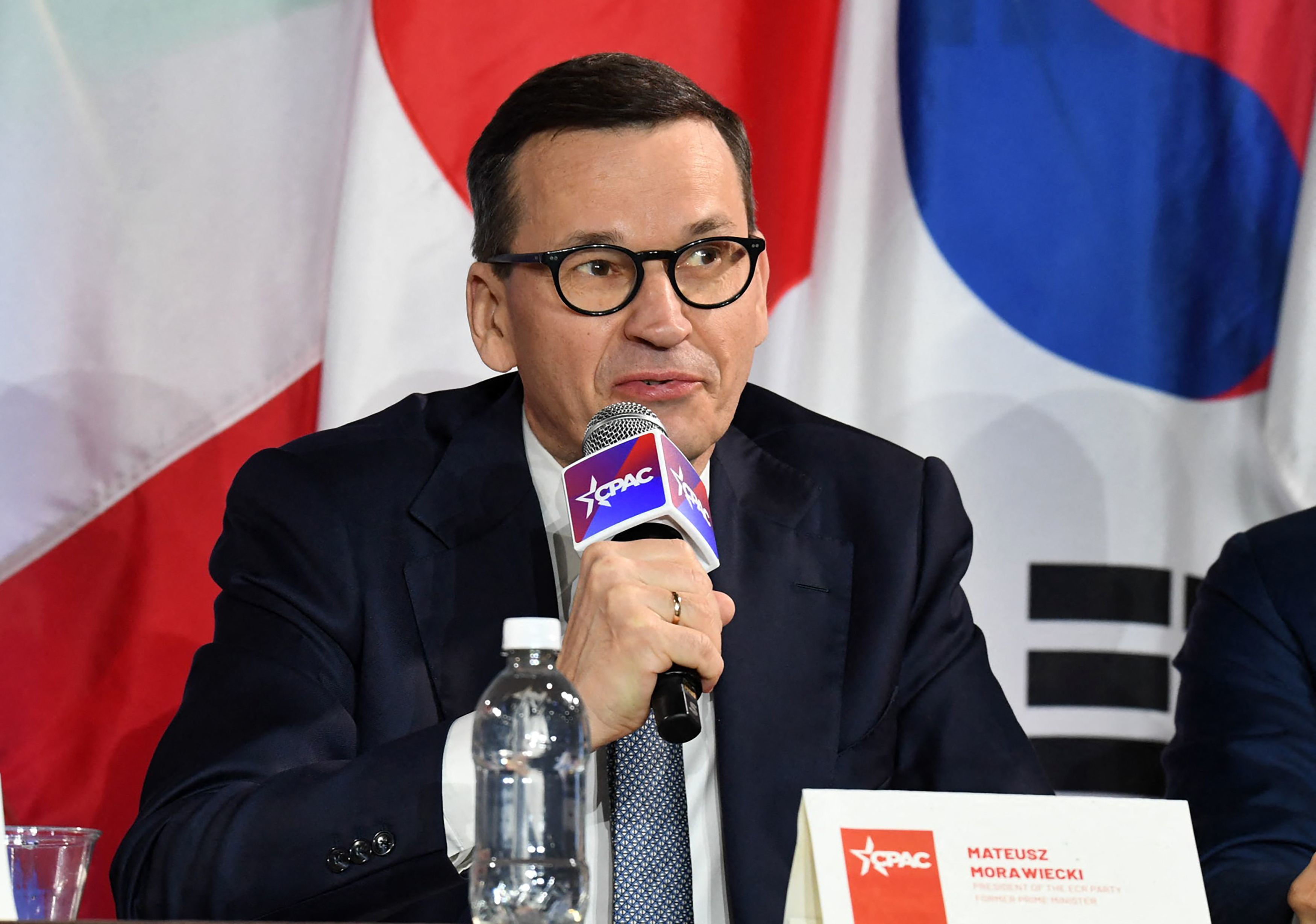 PiS, principalul partid de opoziție de dreapta din Polonia, se scindează din cauza unui jurământ de loialitate impus de liderul Jarosław Kaczyński. Fostul prim-ministru Mateusz Morawiecki și aliații săi susțin că au fost nevoiți să plece