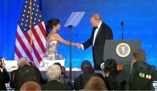 Donald Trump a venit la noul Dineu al Corespondenţilor fără Melania Trump. Mai mulţi oficiali, inclusiv vicepreşedintele JD Vance, lipsesc  - VIDEO