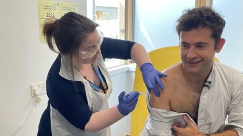 Un vaccin experimental împotriva tulpinii Bundibugyo a ebola a fost administrat unui prim voluntar, Ed Hunt, în vârstă de 37 de ani, la Oxford. Alţi voluntari, în curs de recrutare. ”Am adus acest vaccin-candidat de la concepere la primele teste pe om în 