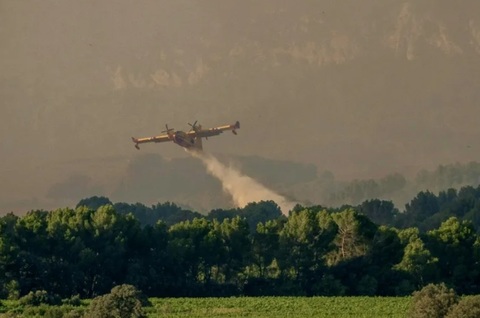 Premierul francez Sébastien Lecornu cere armatei să desfăşoare un avion de tip Airbus A400M împotriva incendiilor devastatoare din Gorinde şi Landes, cu o săptămână mai devreme decât era prevăzut, în urma unui scandal politic