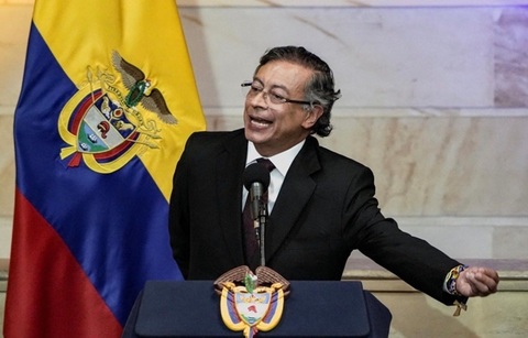 Preşedintele columbian în exerciţiu Gustavo Petro, care nu recunoaşte rezultatul alegerilor prezidenţiale columbiene, îl acuză pe preşedintele ales Abelardo de la Espriella de faptul că ”se supune în mod direct Departamentului de Stat al Statelor Unite”