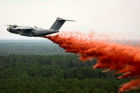 Avionul militar de transport de tip A400M a desfăşurat o primă misiune sâmbătă, împotriva incendiului din Gironde, la Lacanau, anunţă Statul Major interarme francez