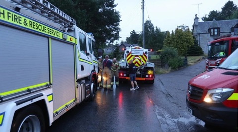 Parcul Naţional Cairngorms, în Scoţia, devastat de un incendiu de pădure de 12 zile. 500 de pompieri luptă împotriva flăcărilor. Un sat, Nethy Bridge, evacuat. 200 de hectare devastate de alt incendiu în nordul Ţării Galilor