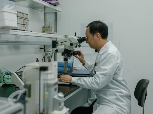 Anchetă universitară în China cu privire la moartea ascunsă a unei fete în vârstă de şase ani, în timpul unei terapii genice. Terapia a fost finanţată de către părinţii fetei, cu peste 800.000 $