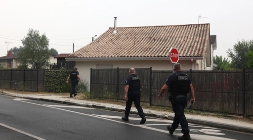 Un bărbat cunoscut poliţiei şi justiţiei, arestat în Franţa, suspectat de furtul a 44 de sticle de vin de calitate superioară dintr-o casă evacuată la Eysines, din cauza incendiului din Gironde