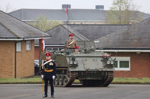Doi militari britanici beţi fură o blindată de tip Bulldog de 15 tone şi avariază şi distrug maşini pe un drum, în apropierea cazărmii. Nicio persoană nu a fost rănită, iar blindata a rămas ”intactă” după prăpăd