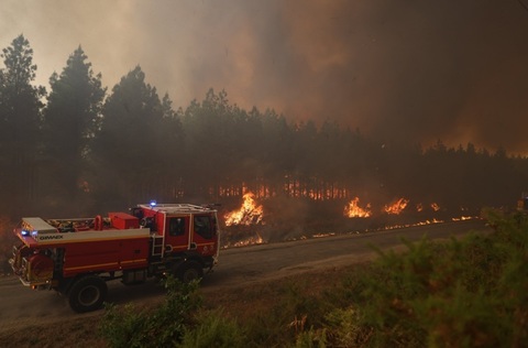 Incendiul din Girdone a fost ”stabilizat”, dar nu ”controlat”, anunţă ministrul francez de Interne Laurent Nunez şi îndeamnă la ”prudenţă” cu o zi înaintea intrării Franţei într-o nouă caniculă. 80 de pompieri, răniţi începând de miercuri
