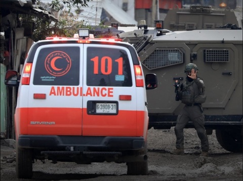 O femeie îşi pierde sarcina într-o ambulanţă, blocată de către militari israelieni, în Cisiordania ocupată 