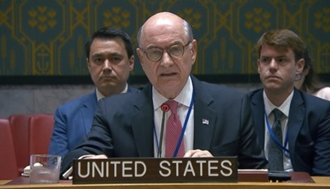 Franţa şi SUA se sfâşie la Consiliul de Securitate al ONU. SUA au prăsit o reuniune după ce ambasadorul francez a luat cuvântul, în semn de protest, după ce Franţa a comparat SUA cu Coreea de Nord şi Rusia, cu care a votat împotriva prelungirii mandatului