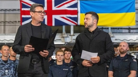 Regatul Unit susţine Ucraina ”100%”, îi dă asigurări Burnham, la baza navală Portsmouth, lui Zelenski