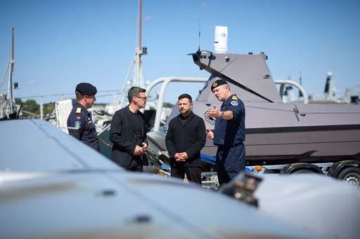 Zelenski, după vizita la Baza Navală din Portsmouth, împreună cu premierul britanic: Ţara noastră se apropie din ce în ce mai mult de ţările NATO. Marina noastră şi Forţele Armate contribuie la securitatea comună în Europa